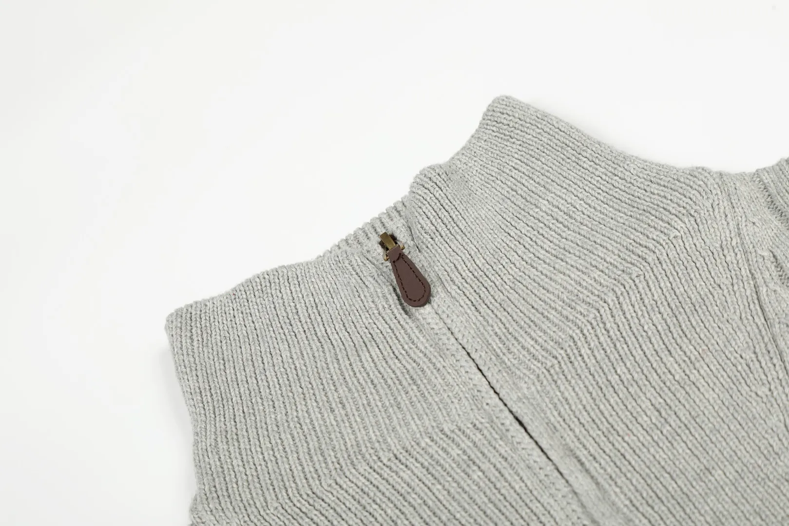 P250 Top quality" Style number: DS114# (not off the shelves all year round) [Ralph Lauren half-zip solid color pony embroidered logo striped knitted sweater] ✅Ralph Lauren half-zip classic basic versatile unisex couple pullover sweater ✅Main supplier platform live broadcast Wholesale entity Replenish when out of stock Not off the shelf ✅ZP quality 1:1 version Scan the code to enter the GF website Counter quality ✅Detailed quality The only one in Guangzhou Imported quality cotton yarn, focusing on high-end, cost-effective, good quality needless to say. ✅Restore the original version. The maximum size can be worn up to 190 pounds. Loose, comfortable and stress-free. ✅The upper body is simple and easy to match. A must-have item for ootd. Good-looking clothes are never picky. Recommended must-have items in the wardrobe. Size: S-XL. Color: Black, white, gray, khaki, navy blue, white label, red gold label.